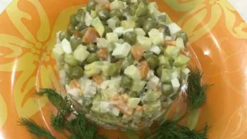 Диетический салат Оливье без картошки с яблоком