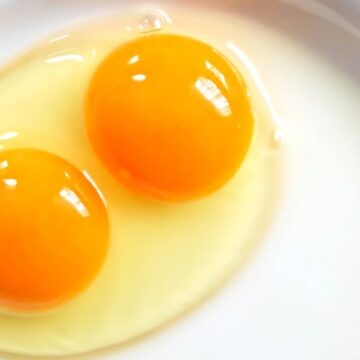 Разбить яйцо с двойным желтком