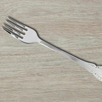 Уронить вилку на пол