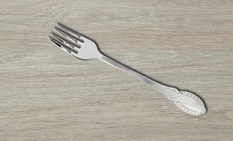 Уронить вилку на пол