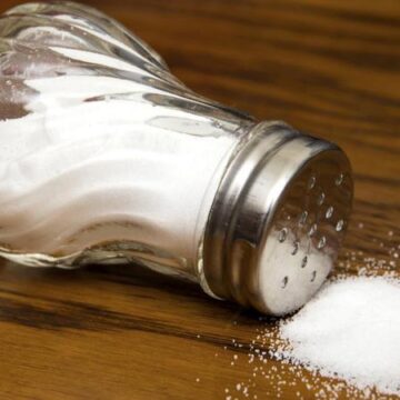 Просыпать соль: примета