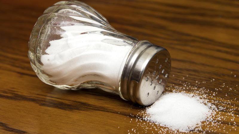 Просыпать соль: примета