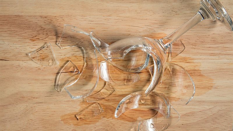 Разбить бокал: примета