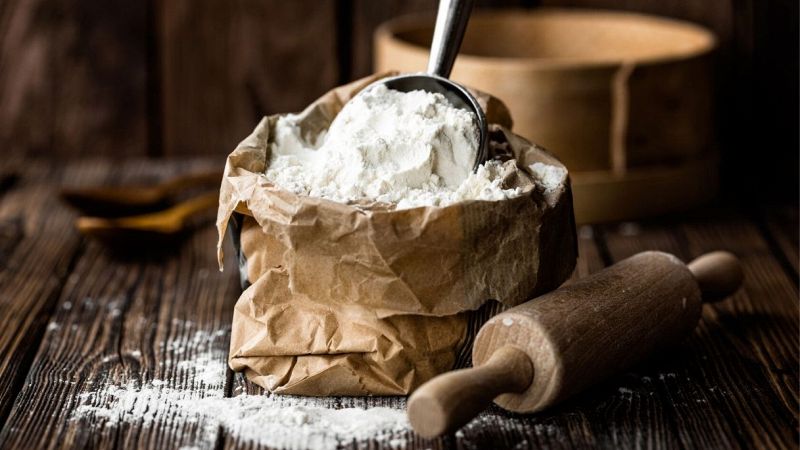 Просыпать муку: примета