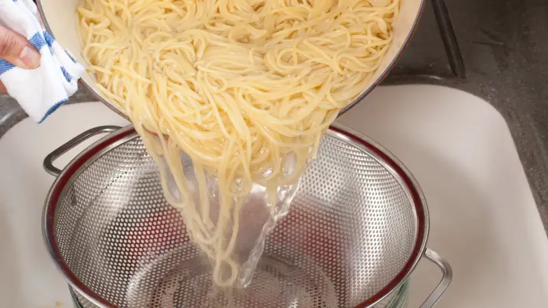 Переварить макароны