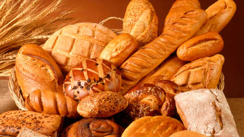 Разнообразная полезная выпечка из цельнозерновой, безглютеновой и бездрожжевой муки на деревянном столе