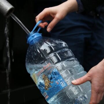 Пятилитровая бутылка с водой