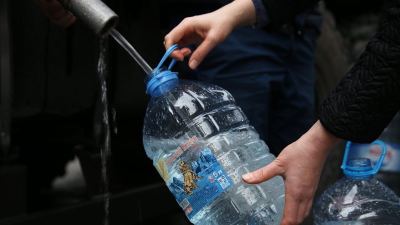 Пятилитровая бутылка с водой