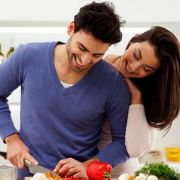 Когда мужчина готовит для женщины: что это значит?
