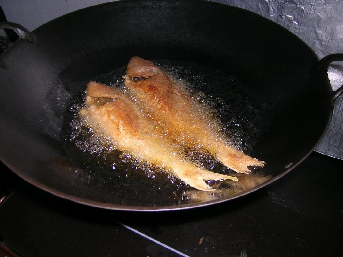 Рыба на сковороде