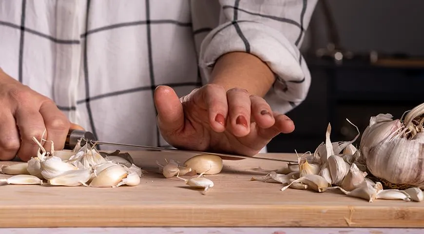 Как правильно чистить чеснок перед добавлением в блюдо