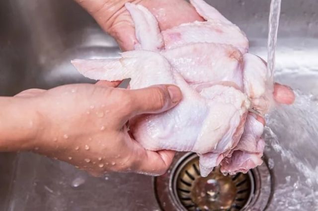 Нужно ли промывать курицу перед готовкой