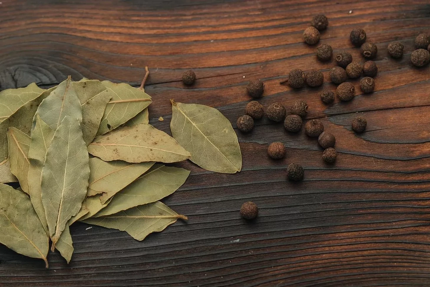 Нужно ли класть лавровый лист в борщ