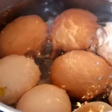 Почему яйцо может взорваться при варке и как этого избежать?