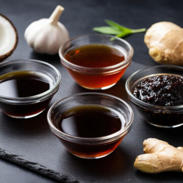 Чем заменить соевый соус в маринадах и заправках Варианты замены соевого соуса: кокосовые аминокислоты, вустерширский и рыбный соусы в мисках