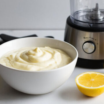 Домашний майонез блендером: почему он не густеет Миска с густым домашним майонезом