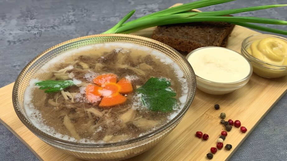 Измерение пропорций желатина и бульона для приготовления домашнего холодца.