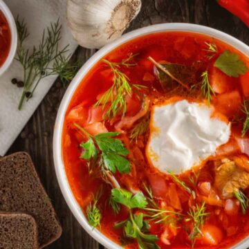 Сколько калорий в тарелке борща Тарелка горячего красного борща со сметаной и зеленью