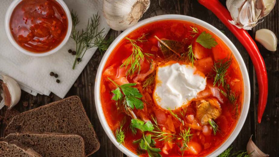 Сколько калорий в тарелке борща Тарелка горячего красного борща со сметаной и зеленью