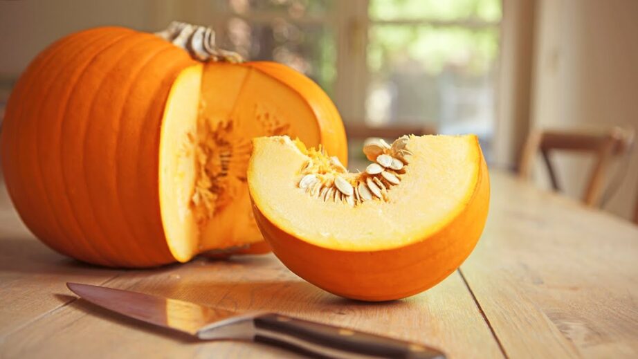 Сколько семечек в одной тыкве Разрезанная спелая тыква с большим количеством свежих белых семечек