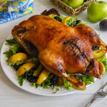 Как запечь утку целиком с яблоками и черносливом Как запечь утку целиком с яблоками и черносливом