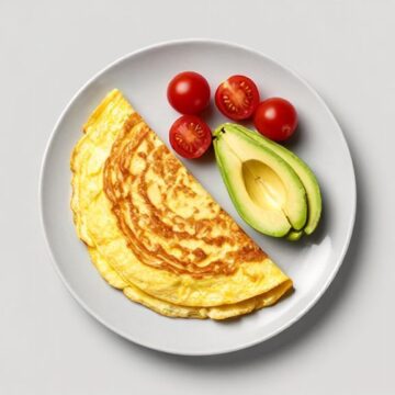 Идеальный паровой омлет с овощами на тарелке для полезного завтрака