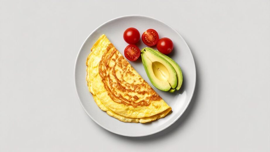 Нежный омлет на пару Идеальный паровой омлет с овощами на тарелке для полезного завтрака