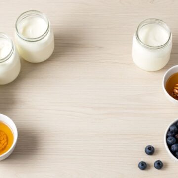 Ингредиенты и готовый домашний йогурт на столе для полезного завтрака