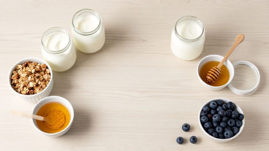 Как сделать йогурт дома Ингредиенты и готовый домашний йогурт на столе для полезного завтрака