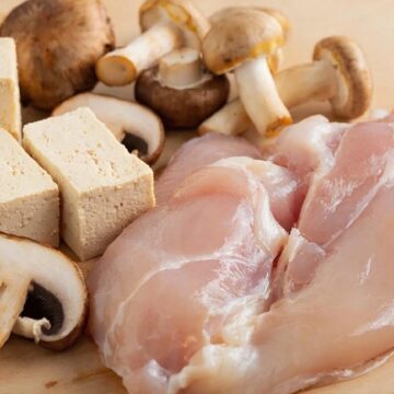 Сравнение куриного мяса, тофу и грибов