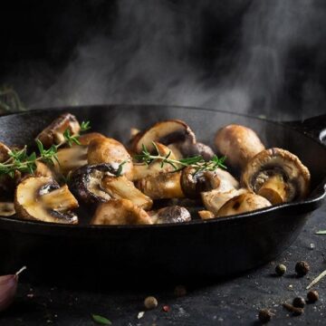 Жареные грибы с чесноком и тимьяном на чугунной сковороде