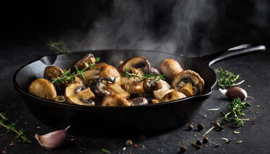 Жареные грибы с чесноком и тимьяном на чугунной сковороде