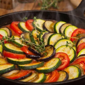 Классический французский рататуй в чугунной сковороде, запеченный по спирали.