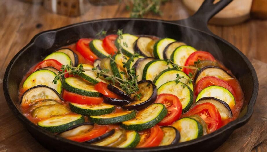 Классический французский рататуй в чугунной сковороде, запеченный по спирали.
