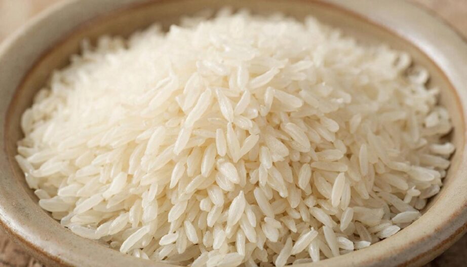 Рассыпчатый белый рис басмати в керамической пиале крупным планом.