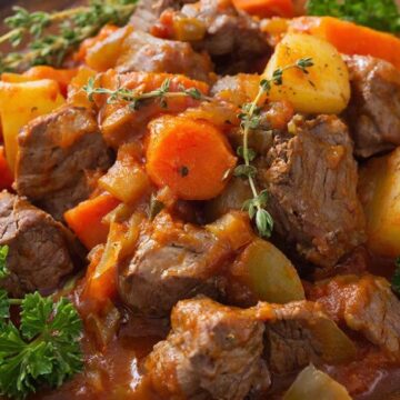 Тушеная говядина в чугунной жаровне с овощами и густым соусом