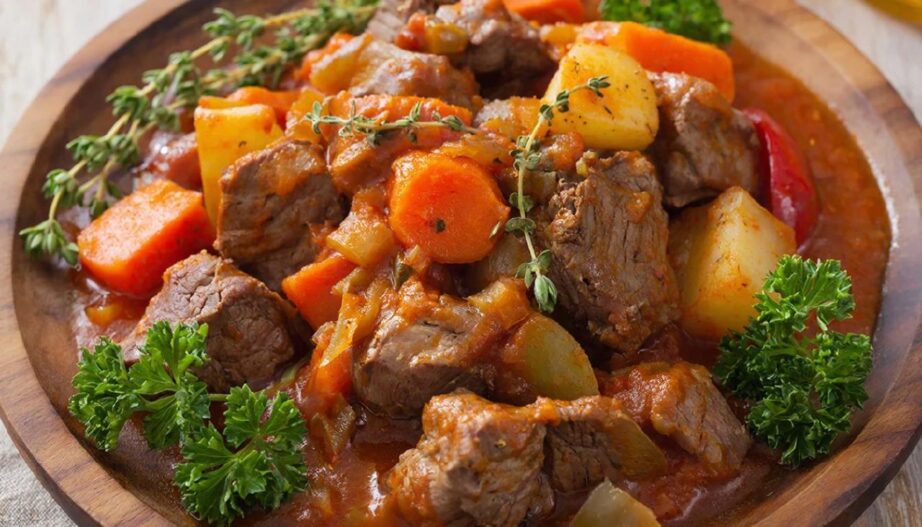 Тушеная говядина в чугунной жаровне с овощами и густым соусом