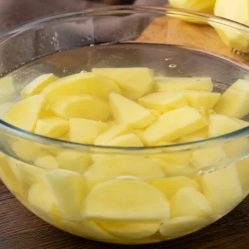 Нужно ли мыть картофель перед жаркой
